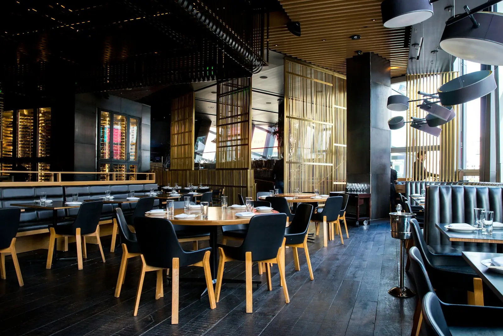 灯りの落ち着いた店内、木のカウンターに湯気の立つ一皿